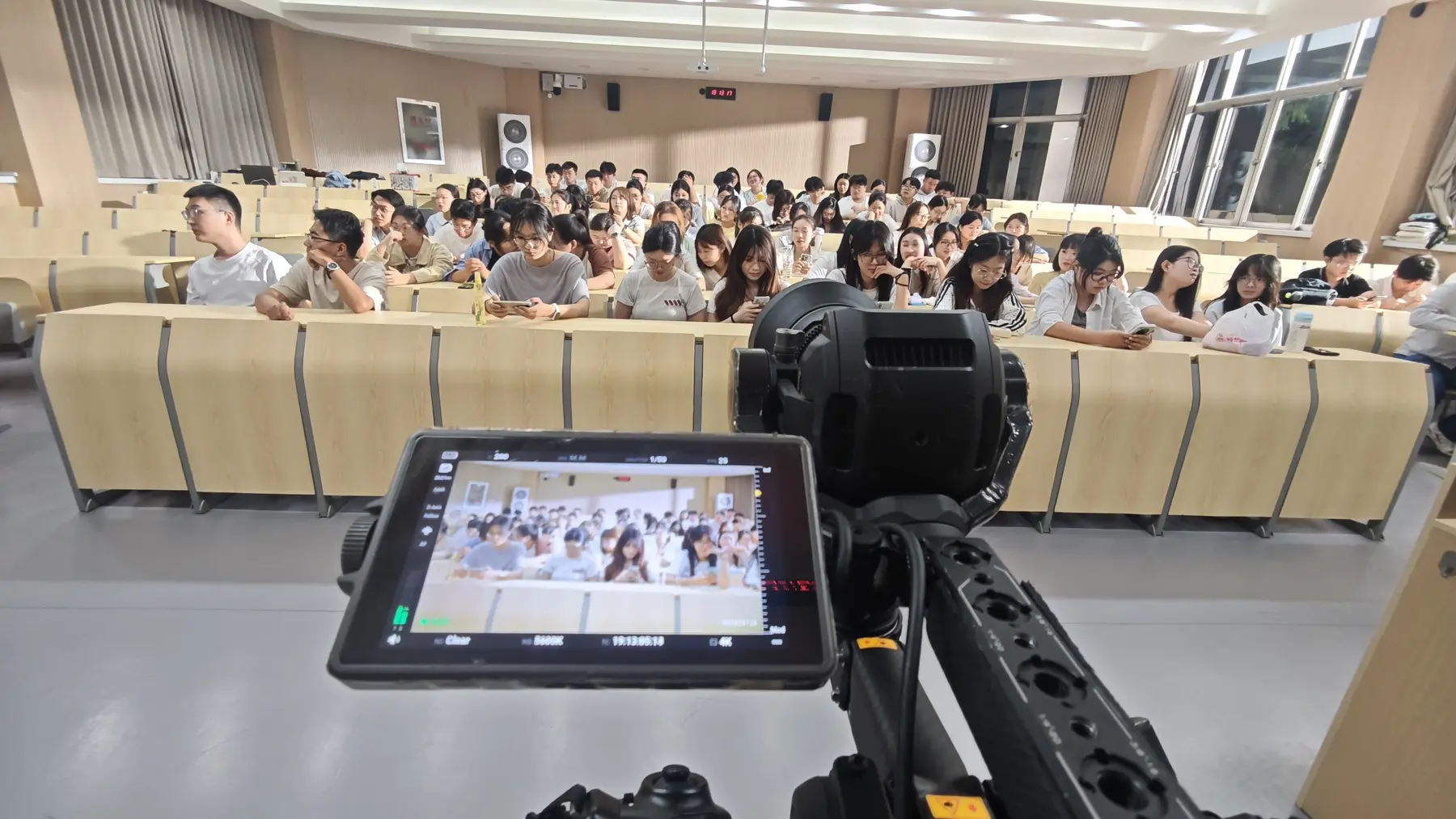 高校宣传片课堂场景C机拍摄现场