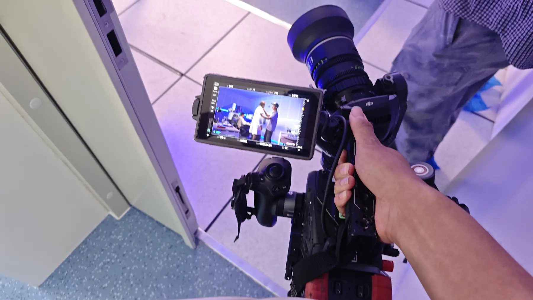 手持DJI Ronin 4D拍摄高校宣传片现场